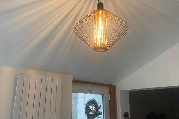 Éclairage suspendu moderne installé à Conflans