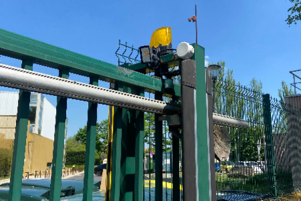 Remplacement de la barre palpeuse et du feu de courtoisie d'un portail à Eragny sur Oise