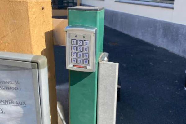 Mise en place d'un bouton poussoir de sortie sur un portillon à Conflans-Sainte-Honorine