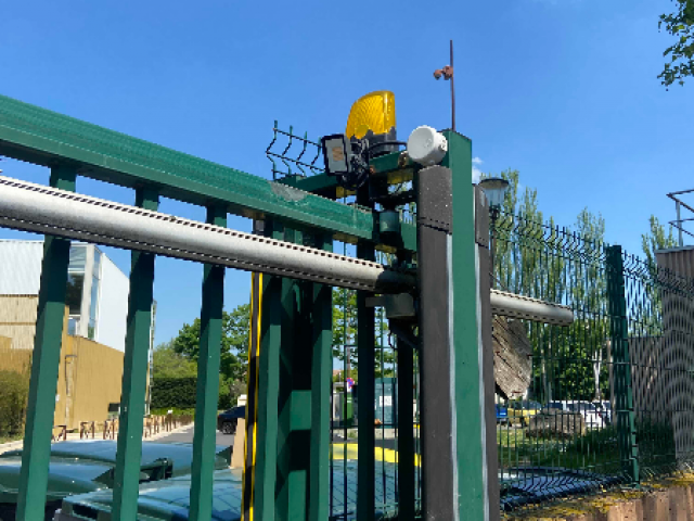 Remplacement de la barre palpeuse et du feu de courtoisie d'un portail à Eragny sur Oise