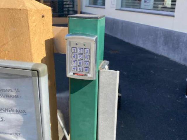 Mise en place d'un bouton poussoir de sortie sur un portillon à Conflans-Sainte-Honorine