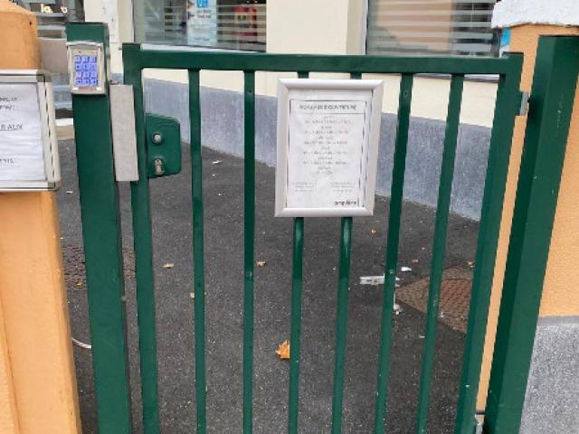 Mise en place d'un bouton poussoir de sortie sur un portillon à Conflans-Sainte-Honorine